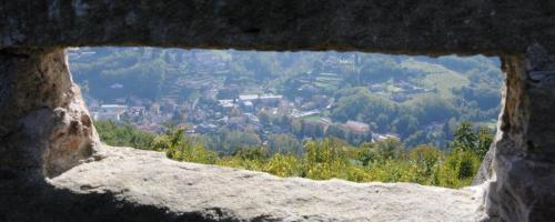Slit of the Fortress with a view on Garfagnana