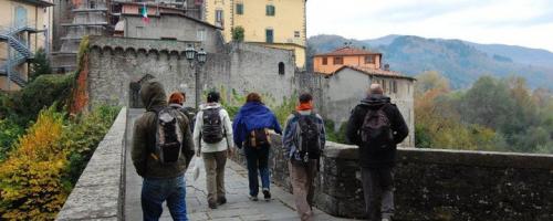 Turisti alle porte di Castelnuovo di Garfagnana